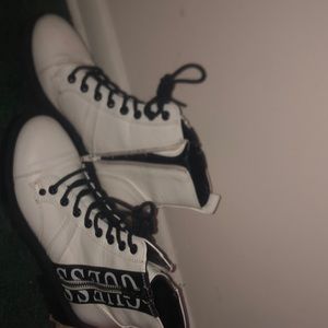 These are a size 6 women’s shoes white and black.